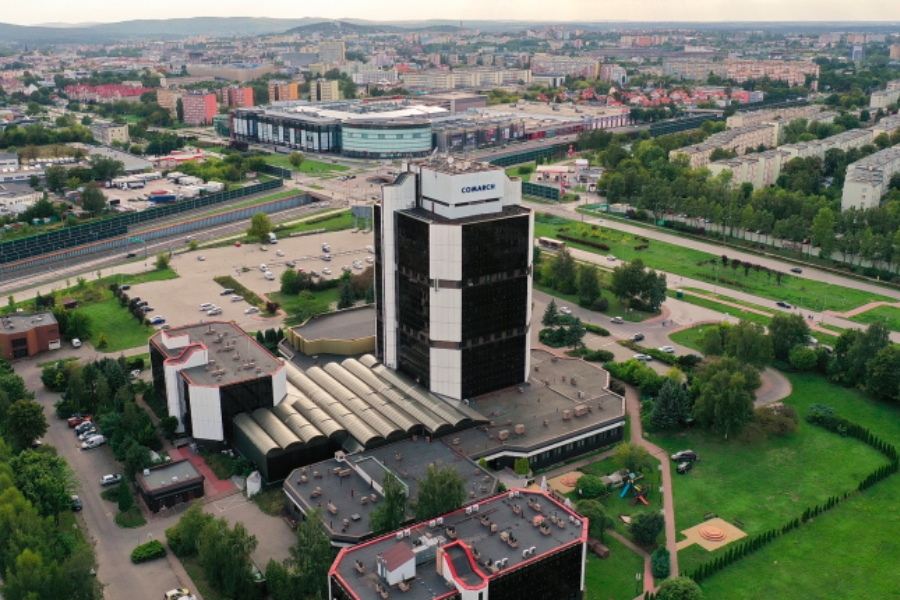 Zdjęcie lotnicze opublikowane przy informacji o zmianie adresu siedziby. W kadrze wieżowiec z napisem Comarch i okolica Alei Solidarności w Kielcach.