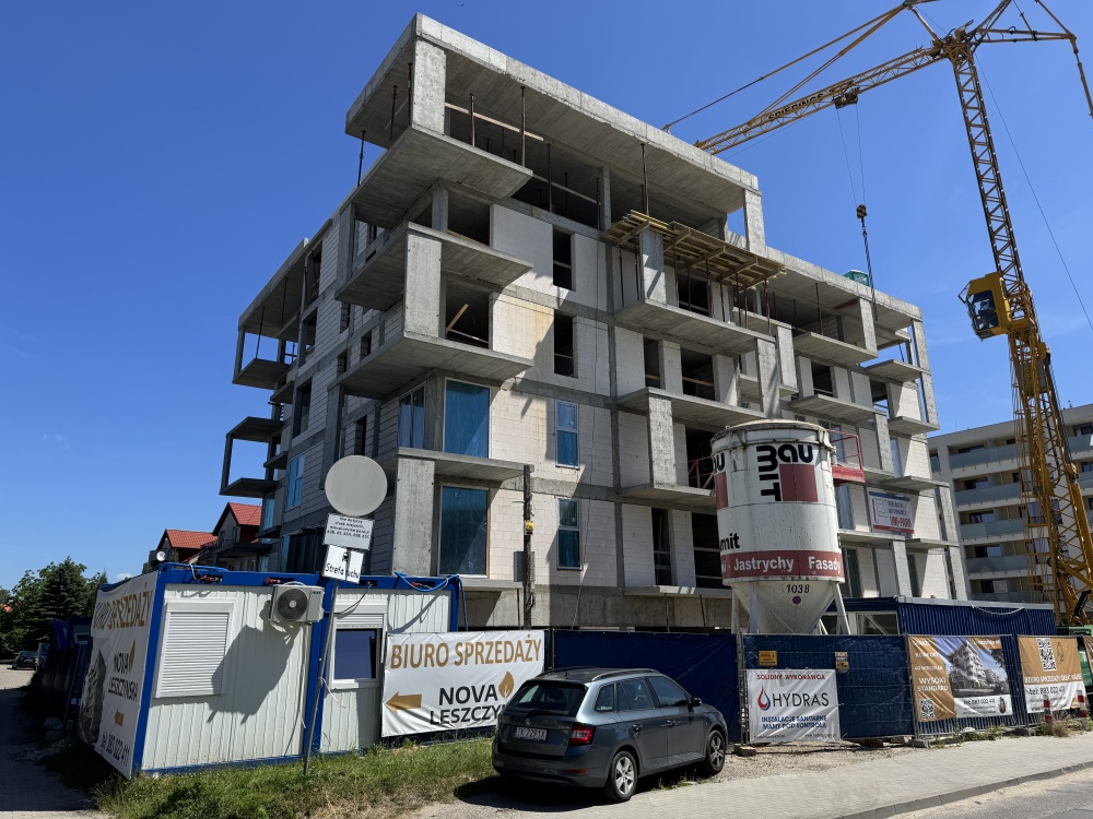 Plac budowy Nova Leszczyńska z kontenerem biura sprzedaży.